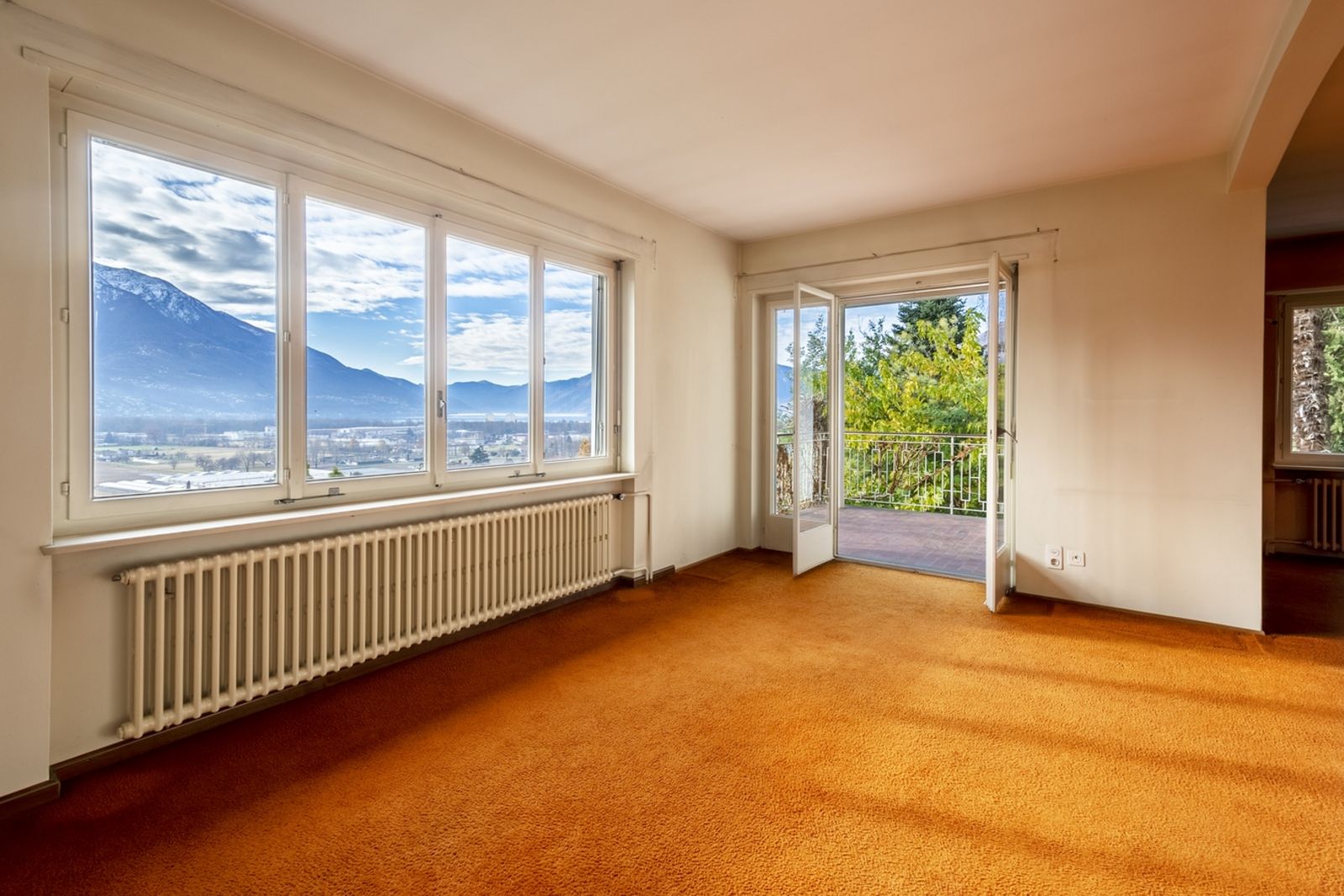 sonniges Zimmer Tessinerhaus_in_sonniger_Aussichtslage__c__Engel___Voelkers_Ascona_3.jpg