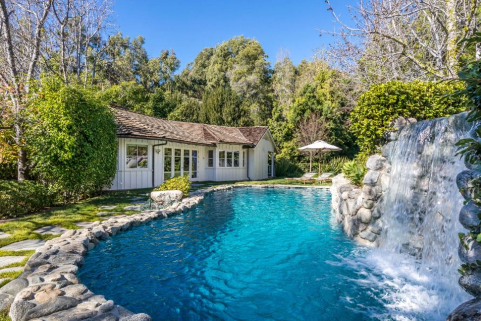 Jim Carey Villa Teich mit Wasserfall 135042328.jpg