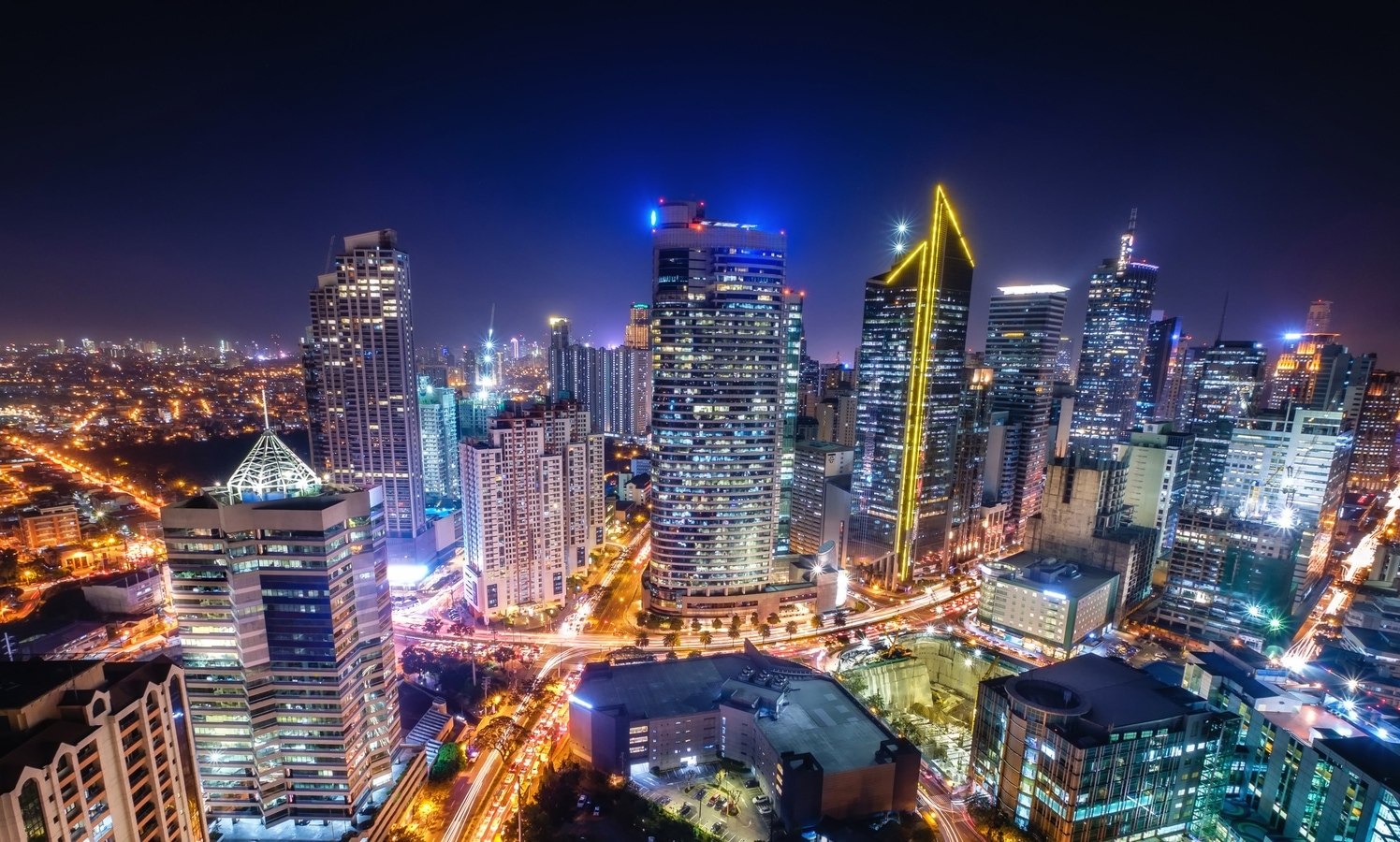 Manila Skyline bei Nacht AdobeStock_360882384_MilletStudio.jpeg