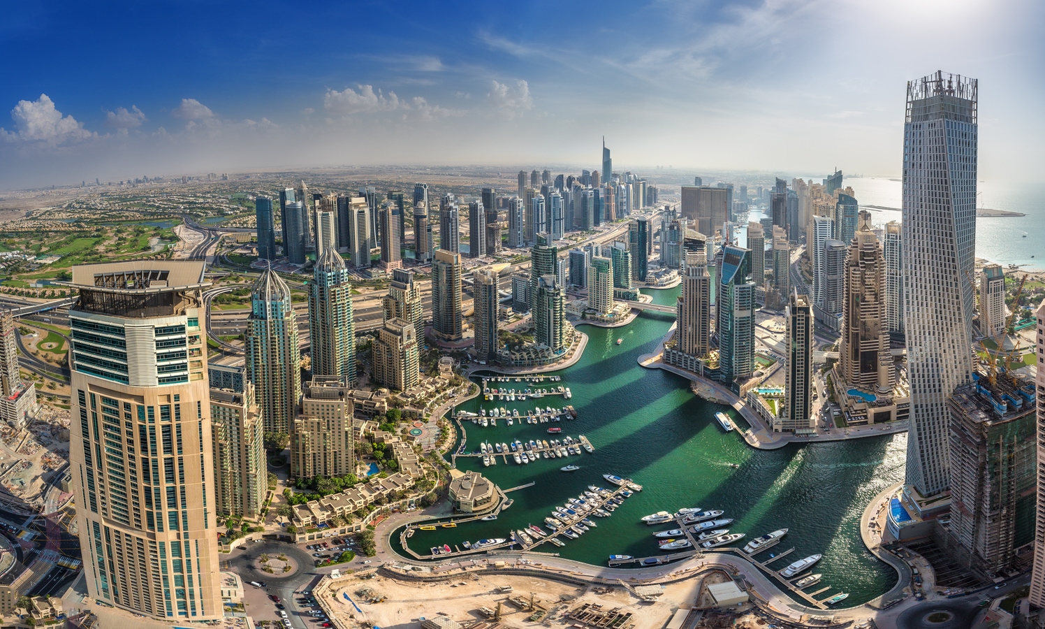 Dubai von oben AdobeStock_72238284_Alexandr_Vlassyuk.jpeg