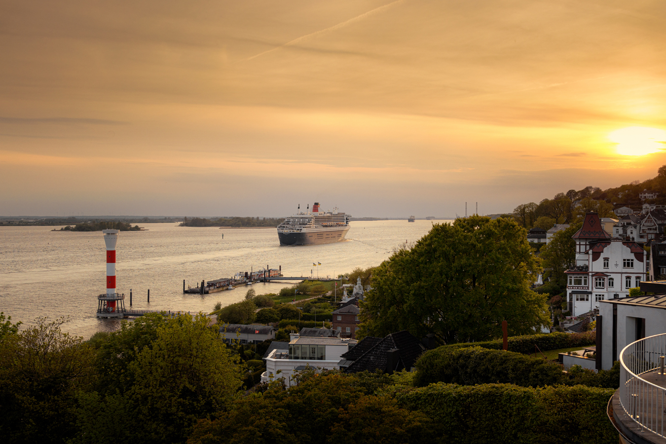 Blankenese Sonnenuntergang HV_Blankenese_QueenMary2_L4A3831.jpg