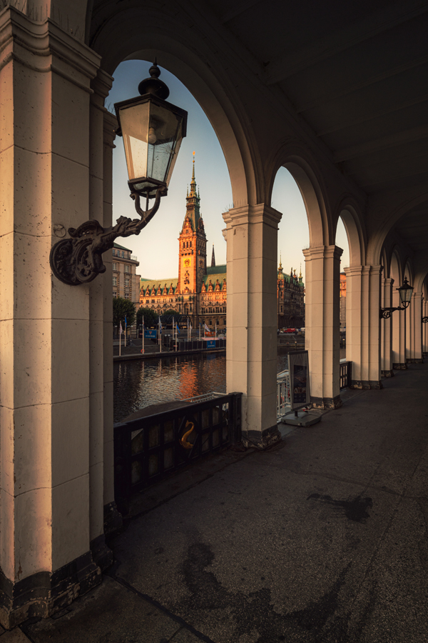 Alsterarkaden Hamburg Rathaus_Arkaden_Sunrise_S1A8232.jpg