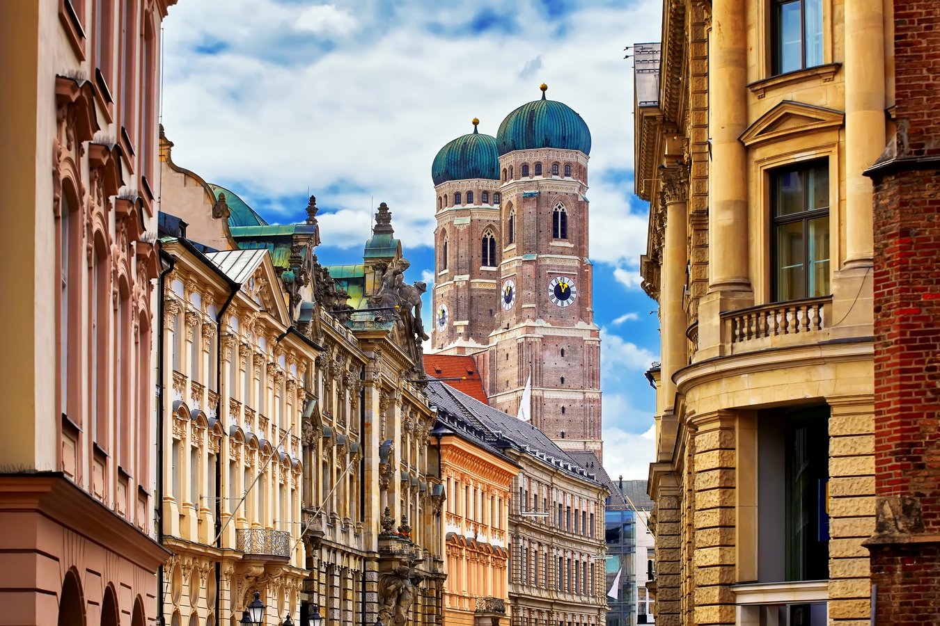 Frauenkirche München AdobeStock_315640628_igorp1976_LightingKreative.jpeg