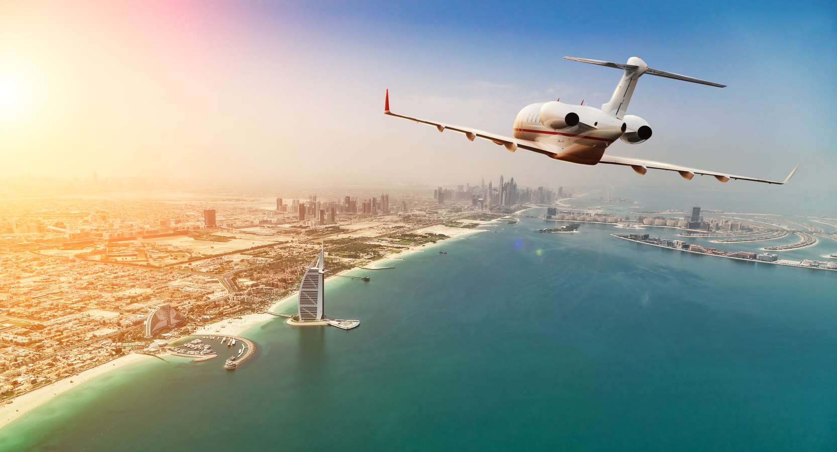 Flugzeug über Dubai AdobeStock_219683328_Jag_cz.jpeg